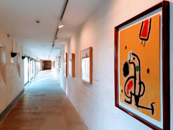 Pasillo obras Miró