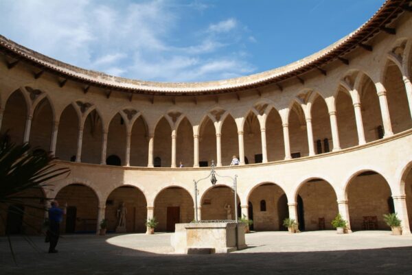 Patio del Castillo de Bellver